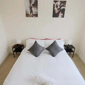 https://easytravel-luxury-nec-airport-3-beds-house.hotelsin-nottingham.com